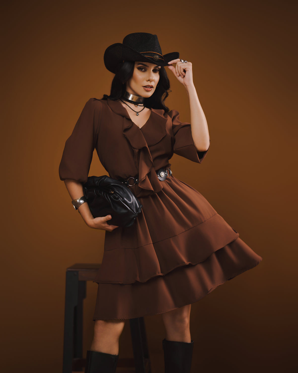Vestido Curto Marrom com Babados